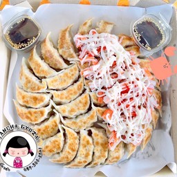 เกี๊ยวซ่า ถาดใหญ่ 30 ชิ้น (ใส้หมู) + ปูอัดมายองเนสครึ่งถาด