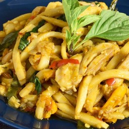 ข้าวผัดพริกแกงหน่อไม้เหลือง  ไก่