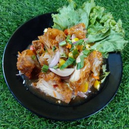 ยำไก่กรอบ