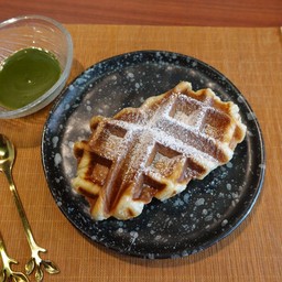 croffle with matcha spread