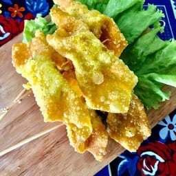 เกี๊ยวทอดใส้กรอก