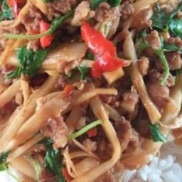 ข้าวราดกระเพราหน่อไม้ดอง หมู