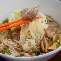 ก๋วยเตี๋ยวเฝอฟิวชั่น กำแพงดิน