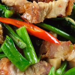 ข้าวราดคะน้าหมูกรอบ