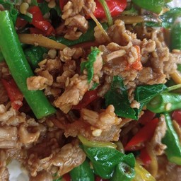 ผัดฉ่าเนื้อ ราดข้าว