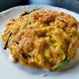 ไข่เจียวผัดผงกะหรี่ หมู