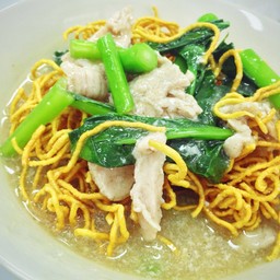 ราดหน้าหมี่กรอบหมูนุ่ม