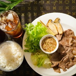 ข้าวหอมมะลิร้อนๆเสริฟคู่กับหมูย่างร้อนๆที่ทางร้านคัดสรรวัตถุดิบคุณภาพ ใช้ส่วนคอห