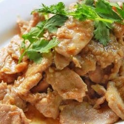 หมูทอดกระเทียม (กับข้าว)