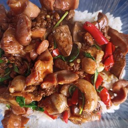 กระเพราเครื่องในไก่ ราดข้าว