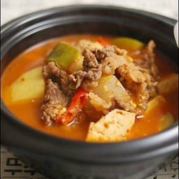 ซุปโคชูจังใส่เนื้อวัว Chadol Gochujang Jigae