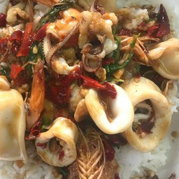 ผัดกระเพราทะเลราดข้าว