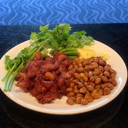 แหนมซี่โครงหมูกระดูกอ่อน พร้อมเครื่องเคียง