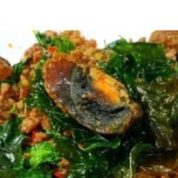 ข้าวราดไข่เยี่ยวม้ากระเพรากรอบ