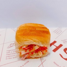 ขนมปังไส้สลัดปูอัดไข่กุ้ง