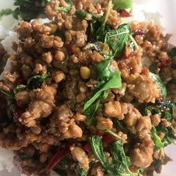 กระเพาหมูสับราดข้าว