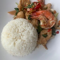 ข้าวราดผัดใบกะเพรา