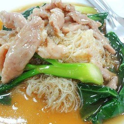 ราดหน้าหมี่ขาวหมูนุ่ม