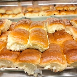 ขนมปังโรลมันเทศ.4ชิ้น64บาท..ขายร้อนๆๆ