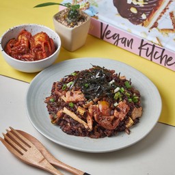 ข้าวไรซ์เบอรี่ผัดกิมจิแฮมและเห็ด Vegan Kimchi Fried Rice with Vegan Ham and Mushrooms