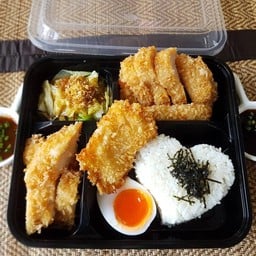 ข้าวเบนโตะ ชุดรวมทอด หมูทอด ไก่ทอด และปลาทอดชุปเกร็ดขนมปัง, ไข่ยางมะตูมครึ่งซีก และกะหล่ำปลีน้ำมันหอย พร้อมน้ำจิ้มเทริยากิ และน้ำจิ้มแจ่วรสเด็ด