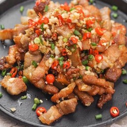 หมูกรอบคั่วพริกเกลือ ราดข้าว