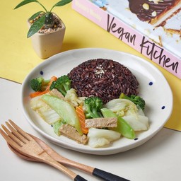ข้าวไรซ์เบอรี่ + ผัดผักรวมไก่เจ และฟองเต้าหู้ Stir-fried veggies with vegan chicken and tofu skin