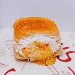 ขนมปังไส้วิปครีมแยมส้ม