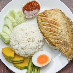 ข้าวหน้าปลาทอด by บ้านสุวรรณ หมู่บ้านริมธาร