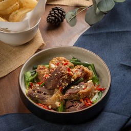 ยำสันคอหมูทอด