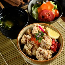 ข้าวหน้าไก่ทอดคาราเกะ