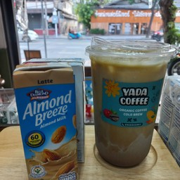 กาแฟอเมริกาโน่  +นมถั่วอัลมอน  +น้ำตาลมะพร้าว