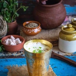 Lassi sweet indian blended yogurt drink home made นมเปรี้ยวปั่นแบบหวาน