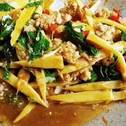 ข้าวกะเพราไก่สับหน่อไม้