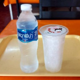น้ำเปล่าพร้อมน้ำแข็ง