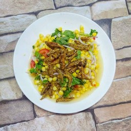 ยำข้าวโพดปลากรอบ