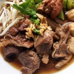 หม่องเก่าก๋วยเตี๋ยวเนื้อ  ตามสั่ง ส้มตำ -
