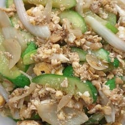 แตงกวาผัดไข่หมูสับ ราดข้าว