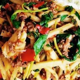 ข้าวกะเพราหมูสับหน่อไม้