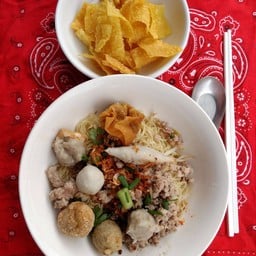 ก๋วยเตี๋ยวน้ำต้มยำลูกชิ้นแคะรวม