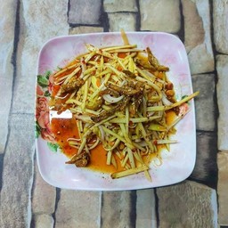 ยำมะม่วงปลากรอบ