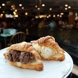 ครัวซองไอศกรีม (ไอศกรีม 2 ลูก)