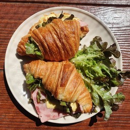 ครัวซอง + แฮม + ชีส + ผัก (1 ชิ้น)