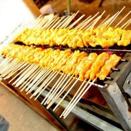 เเหม่ม หมูสะเต๊ะเนื้อทอง หมูนุ่ม น้ำจิ้มรสเลิศสูตรดั่งเดิม