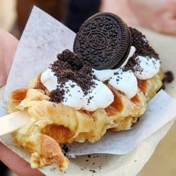 ครอฟเฟิล โอริโอ้ + ไอศครีม + เม็ดช็อกโกแลต