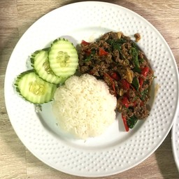 ข้าวสวยพร้อมผัดพริกแห้งคั่วไก่อบโอ่ง