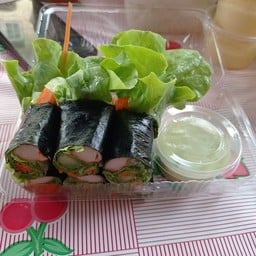สลัดโรลสาหร่ายใส้ปูอัดน้ำจิมชีฟู๊ด