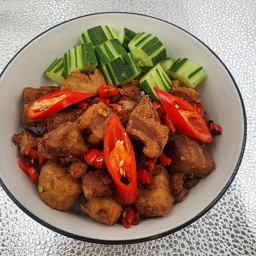 ข้าวหมูกรอบจำแลงคั่วพริกเกลือ