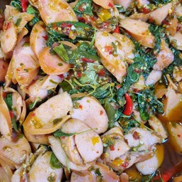 ผัดกระเพราใส้กรอก