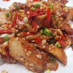 สามชั้นคั่วพริกเกลือ